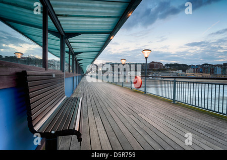 Crépuscule à Boscombe Pier à Bournemouth, regarder en arrière vers la ville et mer maisons et bâtiments. Banque D'Images