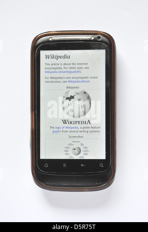 Image d'une page Internet affichée sur l'écran tactile d'un smartphone. Banque D'Images