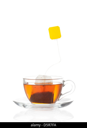 Le thé chaud dans la tasse en verre transparent avec étiquette Banque D'Images