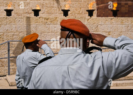 Jérusalem, Israël. 8 avril 2013. Les officiers des FDI saluer comme une sirène de deux minutes sur l'ensemble du pays, le silence des martyrs et des héros du jour du Souvenir. Jérusalem, Israël. 8-AVR-2013. Le Président Shimon Peres, le Premier Ministre Benjamin Netanyahu, le secrétaire d'Etat américain John Kerry, les dignitaires et les survivants ont pris part à une cérémonie d'Wreath-Laying on Holocaust Martyrs' et le Jour du souvenir des héros du Ghetto de Varsovie Square à Yad-Vashem. Credit : Alon Nir / Alamy Live News Banque D'Images