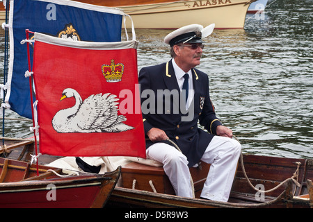 La Worshipful Company of Diers se trouve en amont sur la Tamise au cours du recensement annuel de cygne. Banque D'Images