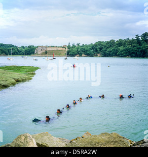 L'exercice avec un chien de sauvetage Terre-neuve tirant 7 personnes dans 'Arguenon' river Bretagne France Europe Banque D'Images