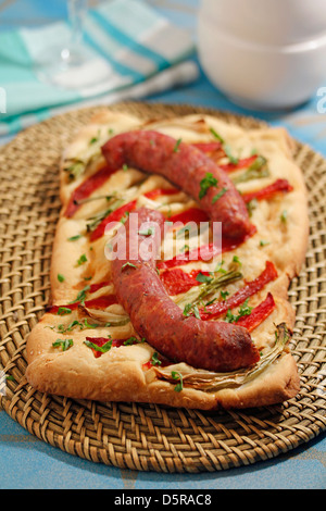 Pâtisserie savoureuse avec des saucisses et des légumes. Recette disponible. Banque D'Images