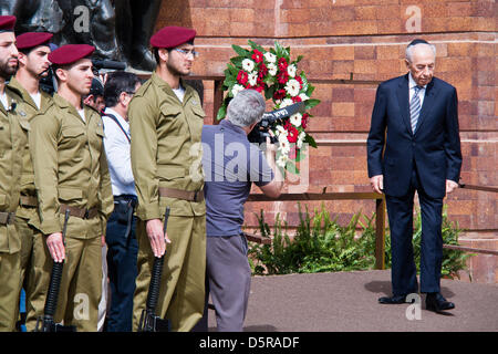 Jérusalem, Israël. 8 avril 2013. Président de l'état d'Israël, Shimon Peres, le dos à côté de la scène après avoir placé une couronne sous le monument commémoratif pour les victimes du ghetto de Varsovie. Jérusalem, Israël. 8-AVR-2013. Le Président Shimon Peres, le Premier Ministre Benjamin Netanyahu, le secrétaire d'Etat américain John Kerry, les dignitaires et les survivants ont pris part à une cérémonie d'Wreath-Laying on Holocaust Martyrs' et le Jour du souvenir des héros du Ghetto de Varsovie Square à Yad-Vashem. Credit : Alon Nir / Alamy Live News Banque D'Images