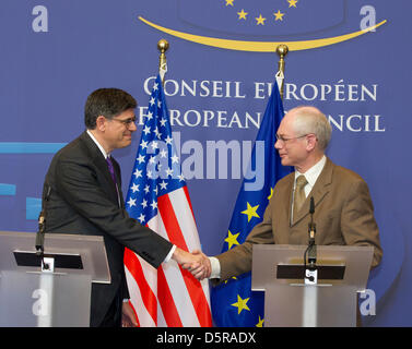 Le secrétaire du Trésor américain Jacob Lew lors d'une réunion avec le président du Conseil européen, Herman Van Rompuy. Le Secrétaire au Trésor, Jack Lew est le démarrage d'une série de réunions avec les principaux dirigeants de l'Union européenne au cours de sa première visite officielle dans la région. Lew devrait inciter les fonctionnaires européens pour promouvoir une croissance plus politiques pour contrer la crise de la dette qui a pendant trois ans a ravagé les vingt-sept, qui, ensemble, forme la plus grande économie du monde. Banque D'Images