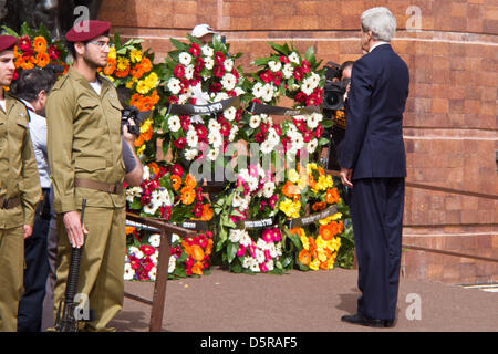 Jérusalem, Israël. 8 avril 2013. Secrétaire d'État des États-Unis, John Kerry, prend un moment solennel de recueillement après avoir placé une couronne sous le monument commémoratif pour les victimes du ghetto de Varsovie. Jérusalem, Israël. 8-AVR-2013. Le Président Shimon Peres, le Premier Ministre Benjamin Netanyahu, le secrétaire d'Etat américain John Kerry, les dignitaires et les survivants ont pris part à une cérémonie d'Wreath-Laying on Holocaust Martyrs' et le Jour du souvenir des héros du Ghetto de Varsovie Square à Yad-Vashem. Credit : Alon Nir / Alamy Live News Banque D'Images