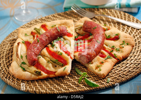 Pâtisserie savoureuse avec des saucisses et des légumes. Recette disponible. Banque D'Images