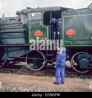 Avec les ingénieurs de locomotive à vapeur historique 'Pacific PLM 231 K 8' de 'train' Paimpol-Pontrieux Bretagne France Banque D'Images