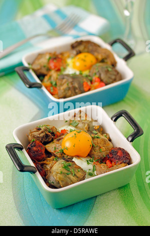 Artichauts aux oeufs et chorizo. Recette disponible. Banque D'Images