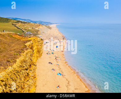 Les vacanciers à Burton Bradstock Plage et falaises Dorset Angleterre GO UK EU Europe Banque D'Images