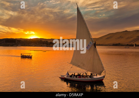 Bateaux à voile en bois traditionnels ou felouques au coucher du soleil de la voile sur le Nil à Assouan Egypte Moyen Orient Banque D'Images