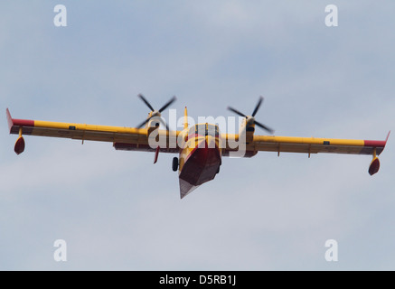 Un extincteur Canadair avion est vu pendant le vol. Banque D'Images
