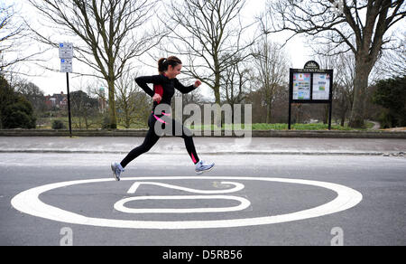 Brighton, Sussex, UK. 8 avril 2013. La vitesse d'un coureur passé l'un des nouveaux 20mph limiter les signes de marquage routier dans la région de Queens Park Brighton aujourd'hui où la nouvelle limite de vitesse du véhicule a été introduite pour certaines parties de la ville Photo prise par Simon Dack/Alamy Live News Banque D'Images