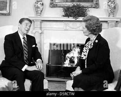 Photos de fichier : le président des États-Unis Ronald Reagan et le premier ministre Margaret Thatcher de Grande-Bretagne se réunissent dans le bureau ovale de la Maison Blanche à Washington, D.C., mercredi 20 février, 1985. Leur rencontre a duré 2 heures. Thatcher était mort d'un coup à 87 le lundi, Avril 8, 2013. Credit : Arnie Sachs / CNP/Alamy Live News Banque D'Images