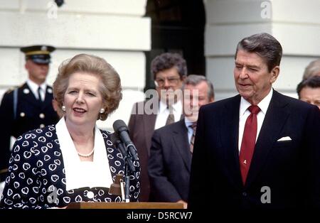 Photos de fichier : le premier ministre Margaret Thatcher du Royaume-Uni, à gauche, fait de commentaires après avoir visité le président des États-Unis, Ronald Reagan, droit, à la Maison Blanche à Washington, le vendredi 17 juillet, 1987. Thatcher était mort d'un coup à 87 le lundi, Avril 8, 2013. Credit : Howard L. Sachs - CNP/Alamy Live News Banque D'Images