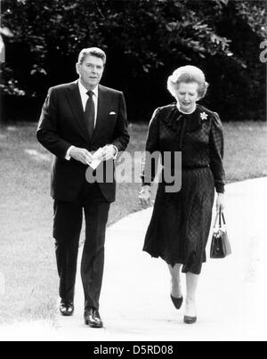 Photos de fichier : le président des États-Unis Ronald Reagan promenades le premier ministre Margaret Thatcher de Grande-Bretagne pour sa voiture à la suite d'une réunion qui a duré plus d'une heure dans le bureau ovale de la Maison Blanche à Washington, D.C. le mercredi, Juin 23, 1982. Thatcher était mort d'un coup à 87 le lundi, Avril 8, 2013. Credit : Howard L. Sachs / CNP/Alamy Live News Banque D'Images