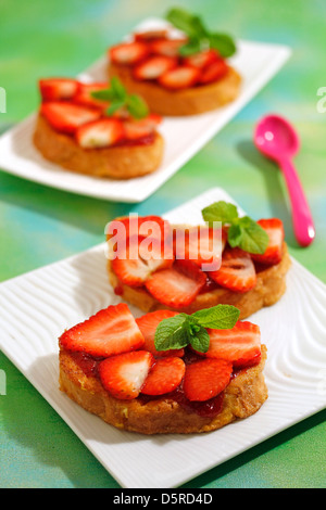 Torrijas avec des fraises (repas typique espagnol). Recette disponible.. Banque D'Images