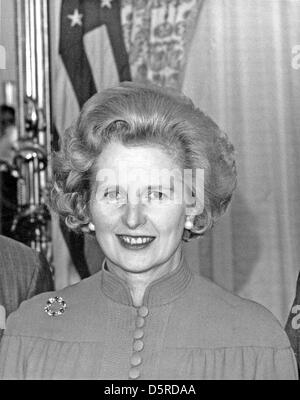 Photos de fichier : nouveau chef du parti conservateur britannique Margaret Thatcher assiste à un déjeuner offert en son honneur par la United States Commission des relations étrangères du Sénat dans le United States Capitol à Washington, D.C. le Jeudi, Septembre 18, 1975. Mme Thatcher est la première femme élue chef du parti conservateur. Thatcher était mort d'un coup à 87 le lundi, Avril 8, 2013. Credit : Benjamin E. 'Gene' Forte - CNP/Alamy Live News Banque D'Images