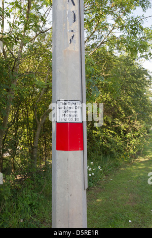 Fonctionnement temporisé éclairage l'éclairage d'une route à deux voies dans le sud du Pays de Galles ; éteint automatiquement entre minuit et 5 h 30. Banque D'Images