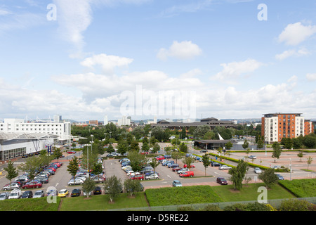 Grand parking à l'extérieur du Dragon Rouge l'activité de loisirs et divertissements dans le centre de la baie de Cardiff, Pays de Galles. Banque D'Images