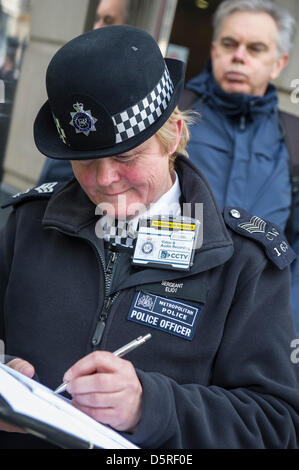 Londres, Royaume-Uni. 8 avril 2013. La police à l'utilisation de renseignements personnels des caméras vidéo pour enregistrer leurs actions. Les militants anti-route, connue sous le nom de Combe Haven humains pacifiques stade a deux jours de "chercher" le ministère des Transports (DfT) pour ses recommandations sur les €100m Bexhill-Hastings Link Road - ils ont une copie d'un document avec les conclusions clés supprimé, mais le corps du document n'est pas très en faveur du régime proposé. Le 'searchers" a tenté d'entrer dans la mais étaient si au lieu formé une file d'attente à l'extérieur de la porte avant du DfT. Cette queue est prévu de continuer à partir de 8h00 - 17h00 le lundi 8 Ap Banque D'Images