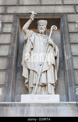 Statue de Saint Denis à l'extérieur de la Madeleine, Paris, France ; martyr chrétien souvent représenté décapité Banque D'Images