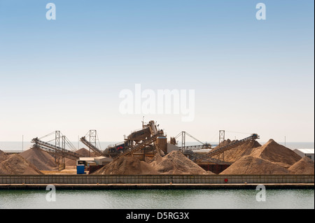 Énormes tas d'agrégats dans une usine de transformation dans le port de Shoreham - Shoreham by Sea Sussex UK Banque D'Images