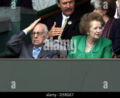 Archive : Margaret Thatcher 1925-2013 Photo prise le 7 juillet 2000 l'ancien premier ministre Margaret Thatcher (Maggie) et Mari Dennis au Wimbledon Tennis finale dames. Pic : Paul Marriott Photography/Alamy Live News Banque D'Images