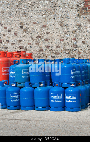 Bouteilles / bouteilles / bidons de butane CALOR GAZ empilés Banque D'Images