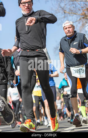 Berlin, Allemagne. 7 avril, 2013. Les participants de la 33e demi-marathon au km 14, 2013 à Berlin, Allemagne. Banque D'Images