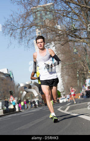 Berlin, Allemagne. 7 avril, 2013. Les participants de la 33e demi-marathon au km 14, 2013 à Berlin, Allemagne. Banque D'Images