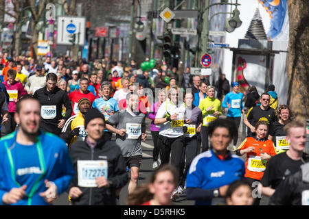 Berlin, Allemagne. 7 avril, 2013. Les participants de la 33e demi-marathon 2013 à Berlin, Allemagne. Banque D'Images