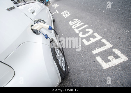 Une voiture électrique est facturé à l'extérieur du ministère des Transports, Horseferry Road, Londres, Royaume-Uni 08 Avril 2013 Banque D'Images