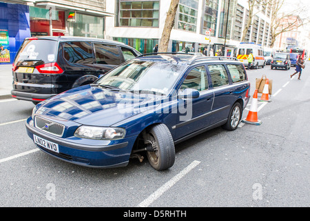 La roue avant d'une Volvo estate se brise après avoir frappé un nid de poule sur la journée précédente. Horseferry Road, London, UK 08 avril Banque D'Images