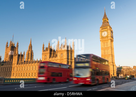 Face nord de Big Ben à Londres, le Parlement, à Londres, au Royaume-Uni, et motion blurred red double decker bus qui passe. Banque D'Images