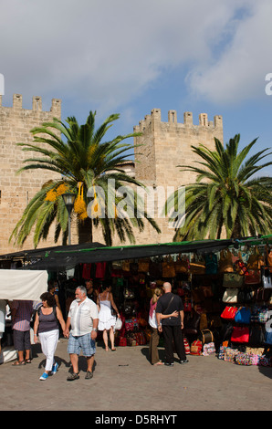 Jour de marché dans la vieille ville d'Alcudia, Mallorca. Banque D'Images