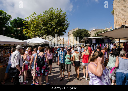 Jour de marché dans la vieille ville d'Alcudia, Mallorca. Banque D'Images