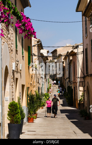 Belle vue sur une rue de la vieille ville d'Alcudia, Mallorca. Banque D'Images