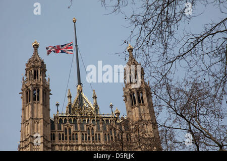 Drapeau de l'Union européenne en berne au-dessus des maisons du Parlement. En l'honneur de la baronne Margaret Thatcher à la suite de l'annonce de sa mort. Maggie Thatcher (87), alias la "Dame de Fer" a dominé la politique britannique depuis 20 ans. Banque D'Images