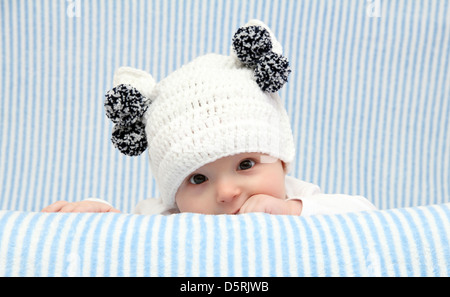 Bébé avec un chapeau blanc tricoté Banque D'Images