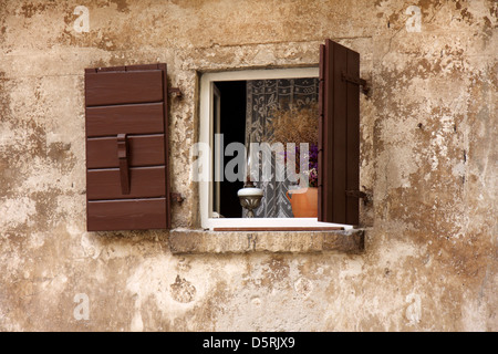 Vieille fenêtre dans la vieille maison à Rovinj, Croatie Banque D'Images