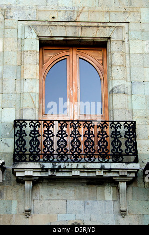 Une grande porte fenêtre ouvre sur un balcon en fer forgé au Museo del Palacio, Oaxaca, Mexique Banque D'Images