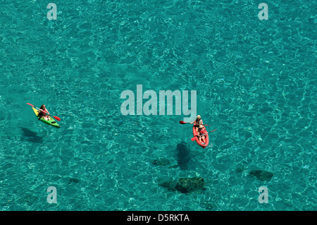 Navigation Touristique kayaks sur l'eau claire de la mer de la côte d'Émeraude, en Sardaigne, Italie Banque D'Images