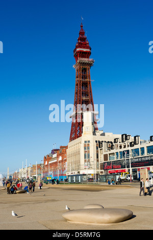 Le front de mer de Blackpool avec la Promenade et la tour de Blackpool, Lancashire, England, UK Banque D'Images