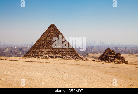 La pyramide de Menkaourê et les pyramides des reines avec Caire derrière en Egypte Banque D'Images