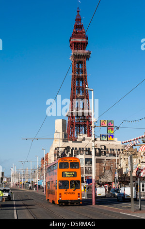 La tour de Blackpool et de tramway sur le front, Lancashire, England, UK Banque D'Images