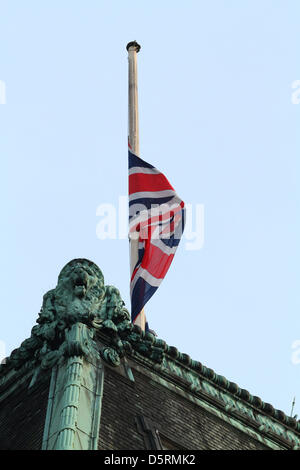 UNION JACK DRAPEAU EN BERNE SUR HAUT DE RITZ HOTEL Margaret Thatcher est décédée à l'HÔTEL RITZ RITZ HOTEL LONDON ENGLAND UK 08 AP Banque D'Images