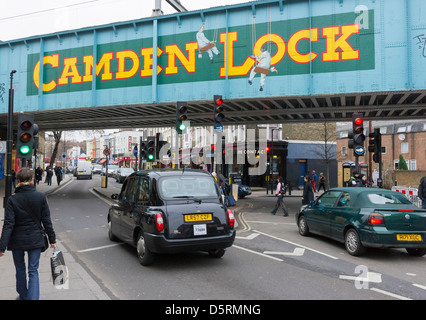 Le pont ferroviaire sur Chalk Farm Road à Camden Town, Londres, UK Banque D'Images