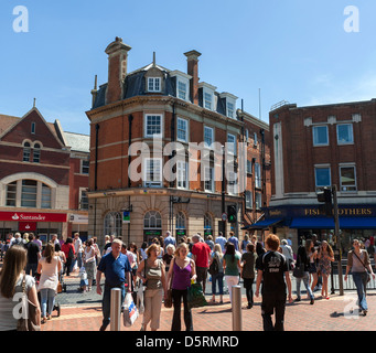 Le centre-ville de Chelmsford, Essex, Angleterre, Royaume-Uni - rue commerçante animée Banque D'Images