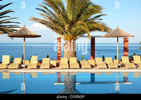 Piscine par une plage à l'hôtel de luxe moderne, l'île de Thassos, Grèce Banque D'Images